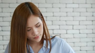 Mutlu girişimci Asyalı iş kadınları akıllı telefon pazarlığını yeni bir iş kurmak için kullanıyorlar. 