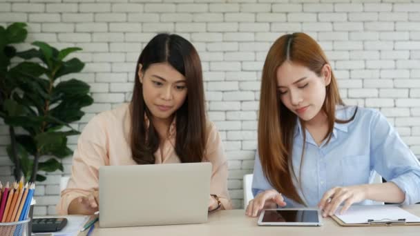 快乐的企业家亚洲女商人用智能手机为创业谈判 两位搭档从智能手机团队合作中得到了好消息 亚洲女人在一起工作 — 图库视频影像