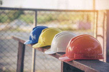 İnşaat alanındaki mühendislerin baş koruma standartları için inşaat başlığı güvenlik aletleri donanımı. Fotokopi alanı olan bir sürü başlık var. Mühendislik İnşaat Konsepti