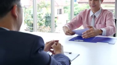 İnsan Kaynakları Müdürlüğü 'ne iş başvurusunda bulunan iş dünyası firması adaylarıyla iş görüşmesi yapan HR çalışanları özgeçmişlerini özet geçtiler. Kelle avcısı ve başvuru sahibi ile iş görüşmesi
