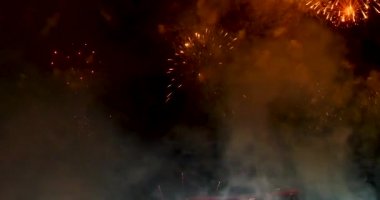 Havai fişekler yıldönümünü kutluyor. Yeni yıl 2020, 4 Temmuz bayram festivali. Ulusal bayramı kutlamak için gece vakti renkli havai fişekler. Yeni yıla geri sayım 2020 parti zamanı etkinliği.