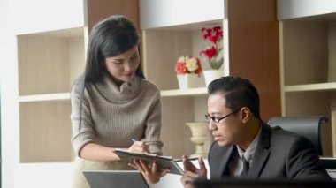 Kadın sekreter yönetici patrona rapor sunar. İş adamıyla çalışan Asyalı kendine güvenen stajyer kadın çalışan iş bilgileri sunuyor.