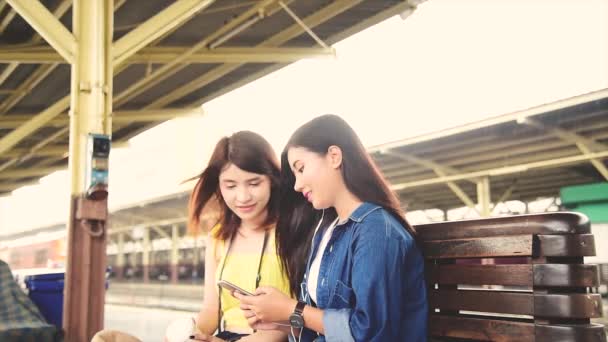 Happy Hipster Asian Tourist Travel Asia Together Using Camera Look — Stock Video