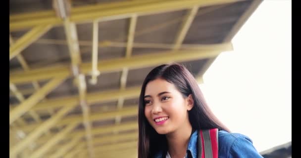 Feliz Hipster Viaje Turístico Asiático Asia Mochila Con Cara Sonriente — Vídeo de stock