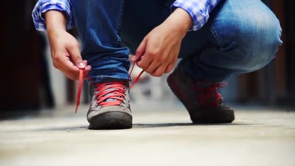 Homem Saudável Amarrar Tênis Cinza Sapatos Usam Jeans Azuis Conceito — Vídeo de Stock