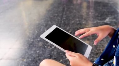 İnternetin süresi dolmak üzere cep telefonu ve mesaj masajına odaklanın. Ayrıca teknolojili bir açık hava yaşam tarzını da kontrol edin..