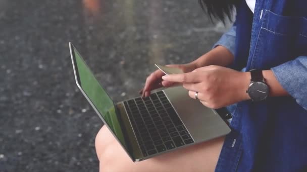 Concentre Mãos Segurando Celular Telefone Celular Para Expolore Internet Mensagens — Vídeo de Stock