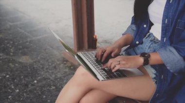 İnternetin süresi dolmak üzere cep telefonu ve mesaj masajına odaklanın. Ayrıca teknolojili bir açık hava yaşam tarzını da kontrol edin..