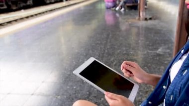 İnternetin süresi dolmak üzere cep telefonu ve mesaj masajına odaklanın. Ayrıca teknolojili bir açık hava yaşam tarzını da kontrol edin..