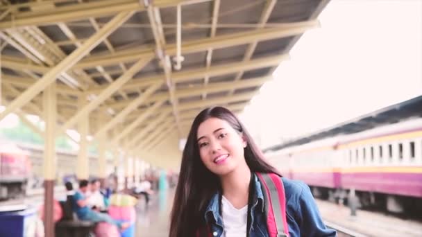 Feliz Hipster Viagens Turísticas Asiáticas Ásia Mochila Com Rosto Sorridente — Vídeo de Stock