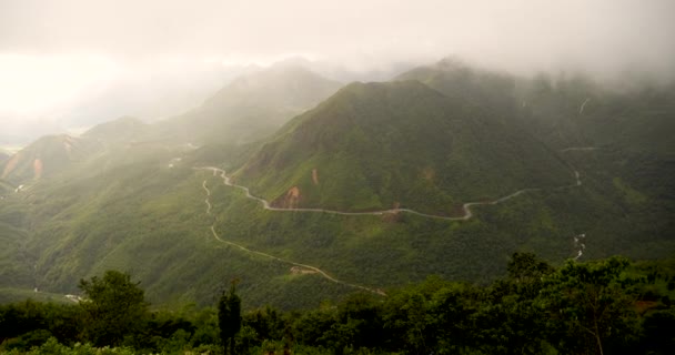 Azja Góra Wietrzną Mgłą Pokrywa Szczyt Góry Rolnictwa Zielony Krajobraz — Wideo stockowe