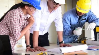 İnşaat mühendisi takım çalışması, Güvenlik Ekibi Holding White Yellow Safety İnşaat Alanındaki Güvenlik Ekibi ile görüşmeyi tartıştı. Hardhat İnşaat Mühendisliği Mühendisliği Yöneticisini Koru