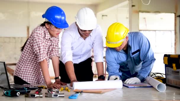 Trabajo Equipo Ingenieros Construcción Discute Reunión Junto Con Safety Suit — Vídeos de Stock