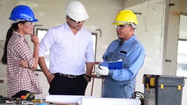 Trabajo Equipo Ingenieros Construcción Discute Reunión Junto Con Safety Suit — Vídeo de stock