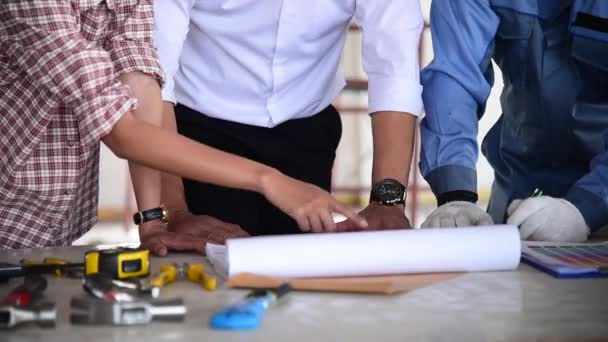 Trabajo Equipo Ingenieros Construcción Discute Reunión Junto Con Safety Suit — Vídeo de stock