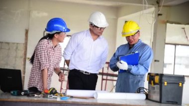 İnşaat mühendisi takım çalışması, Güvenlik Ekibi Holding White Yellow Safety İnşaat Alanındaki Güvenlik Ekibi ile görüşmeyi tartıştı. Hardhat İnşaat Mühendisliği Mühendisliği Yöneticisini Koru