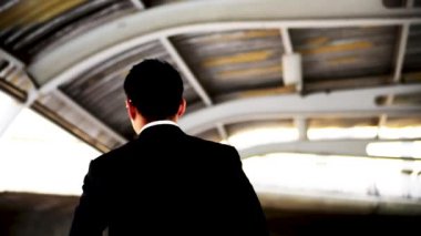 Lider genç yönetici işadamı güçlü ve liderlik göstermek için modern şehir arka planda ayakta. İş Lideri Kavramsal İmaj.