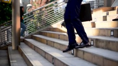 İş Adamları Ofiste Çalışmak İçin Modern Şehre Gidiyor. Kalabalık bir grup iş kadını, büyük şehir yaşam tarzında çantalı, akıllı telefon, kahve fincanı olan bir kadın. İş Konsepti.