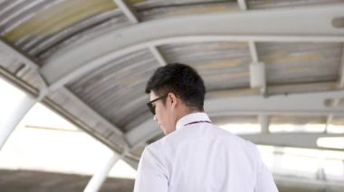 Lider genç yönetici işadamı güçlü ve liderlik göstermek için modern şehir arka planda ayakta. İş Lideri Kavramsal İmaj.