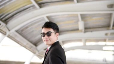 Lider genç yönetici işadamı güçlü ve liderlik göstermek için modern şehir arka planda ayakta. İş Lideri Kavramsal İmaj.