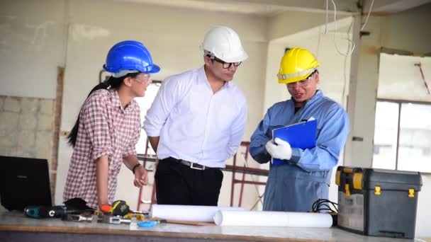 Trabajo Equipo Ingenieros Construcción Discute Reunión Junto Con Safety Suit — Vídeo de stock