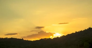 Gün doğumunun erken saatlerinde gün batımında canlı bir gökyüzü - yaz arkaplanlarında manzara ile şafak vakti. Altın güneşli ışık. Açık havada güneş ışığı. Çok renkli ve insan yok.