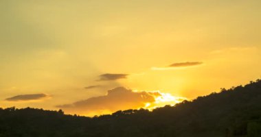 Gün doğumunun erken saatlerinde gün batımında canlı bir gökyüzü - yaz arkaplanlarında manzara ile şafak vakti. Altın güneşli ışık. Açık havada güneş ışığı. Çok renkli ve insan yok.
