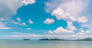 4K Timelapse Tropikal plaj beyaz kum ve mavi deniz güneşli bir günde. Plajda deniz huzurlu plaj manzaralı köpüklü dalgalar ve mavi deniz tropikal okyanus kumları. deniz kenarında tatil