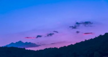 4K Timelapse Tropikal plaj beyaz kum ve mavi deniz güneşli bir günde. Plajda deniz huzurlu plaj manzaralı köpüklü dalgalar ve mavi deniz tropikal okyanus kumları. deniz kenarında tatil