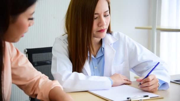 Mujer Doctora Consulta Pacientes Con Diagnósticos Profesionales Especializados Clínica Tratamiento — Vídeo de stock