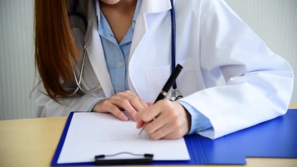 Las Mujeres Médicos Consultan Con Los Diagnósticos Profesionales Especializados Clínica — Vídeo de stock