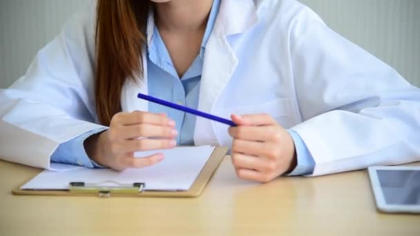 Las Mujeres Médicos Consultan Con Los Diagnósticos Profesionales Especializados Clínica — Vídeo de stock