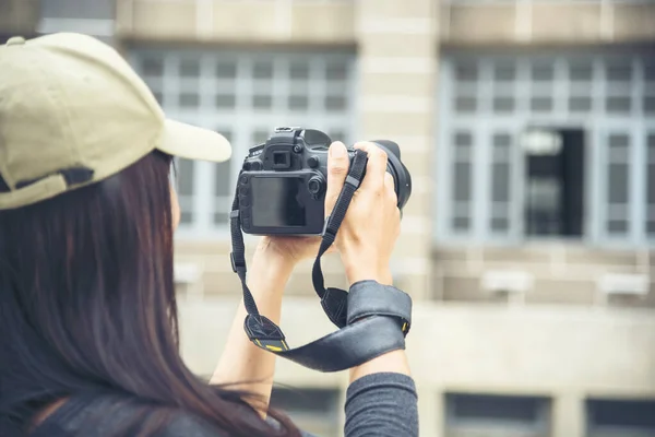 Азіатський Турист Користуючись Професійною Камерою Подорожує Відпустці Жінка Мандрівник Рюкзаком — стокове фото