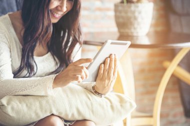 Akıllı tablet alışverişi yapan Asyalı kadın akıllı telefondan gülümseyen suratlı internet sitesi kullanıyor. Cep telefonu tutan Asyalı kadının mutluluğu İnternet alışveriş sitesinden gelen e-postaları kontrol ediyor Blog sosyal medya bloğu okuyor