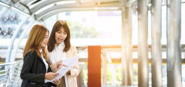 Banner, Partner Business Trust Takım Çalışması Ortaklığı 'nın şablonu. Sanayi müteahhidi yumruk tokuşturma görevi. Görev ekibi, İnsan Yumruğu 'nun El sıkışması grubuyla buluşuyor. İş Konsepti