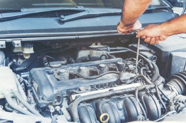 Otomobil garaj otomobil ve araç tamirhanesi makine mühendisliğinde. Otomobil tamircisi el arabasıyla otomotiv teknisyeni atölyesini onarıyor. Servis araba motoru makinesi