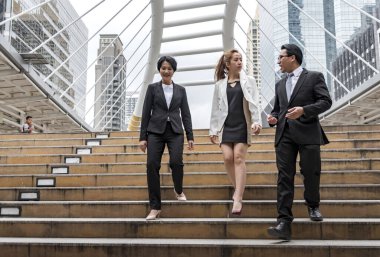 Kalabalık iş adamları modern şehir yaşamında işe, çalışma ofisine gidiyorlar. Kalabalık bir işçi grubu iş kadını ile meşgul bir hayat sürüyor. Şehir hayatı yaşayan bir adam. İş İnsanları Konsepti.