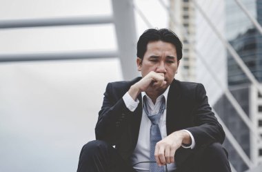 Virüs Covid 19, Corona virüsü yüzünden işten çıkarıldı. Ekonomik durgunluk, stres ve işini kaybeden işsiz insanlar. Umutsuzluk ofisi. İnsanlar depresyonda.