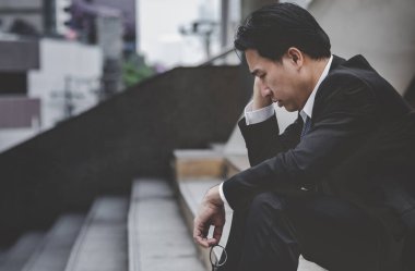 Virüs Covid 19, Corona virüsü yüzünden işten çıkarıldı. Ekonomik durgunluk, stres ve işini kaybeden işsiz insanlar. Umutsuzluk ofisi. İnsanlar depresyonda.