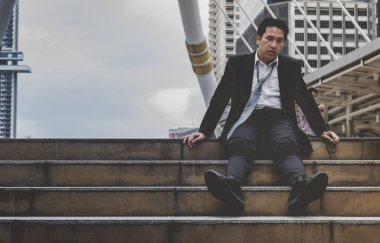 Virüs Covid 19, Corona virüsü yüzünden işten çıkarıldı. Ekonomik durgunluk, stres ve işini kaybeden işsiz insanlar. Umutsuzluk ofisi. İnsanlar depresyonda.