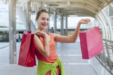 Alışveriş meraklısı kadınlar alışveriş torbaları, para, alışveriş merkezlerinde kredi kartı kullanırlar. Moda kadını, Kara Cuma 'da satış etiketli internet sitesine bayılır. E-ticaret moda dijital pazarlama yaşam tarzı