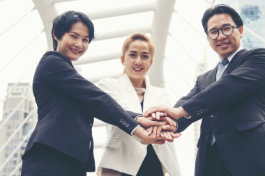 Takım çalışması kavramı. Çeşitli insanlardan oluşan bir grup canlı yayında Ebeleme Takımı 'nın selamlama gücüne beşlik çakıyor. Birlikte çalışan çok ırklı insanlar grubu. İş Ekibi başarısında gönüllü işbirliği