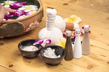 Spa el masajı terapisi spa salonundaki tedaviyi gevşetiyor. Güzellik, cilt, organik masaj, sağlıklı vücut, cilt, rejeneratif organik yağ ve ovalama. Spa salonu terapisti