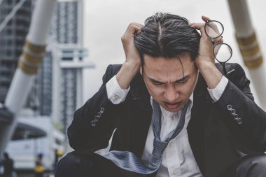 Ekonomik durgunluk, stres yaşayan ve işini kaybeden işsiz insanlar. Umutsuz ofis insanları stresli bir durumda hissederler. Orta yaşlı insanlar düşük ekonomik krizden umutsuzlar. Stresli İşsizlik Konsepti