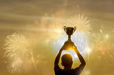 Kazanan altın kupa ödülünü alır. Siluet en iyi ödül ödülü profesyonel şampiyon meydan okuma takımının altın spor kupasını kafasının üstünde tutması. Kazan-kazan spor takımı konsepti