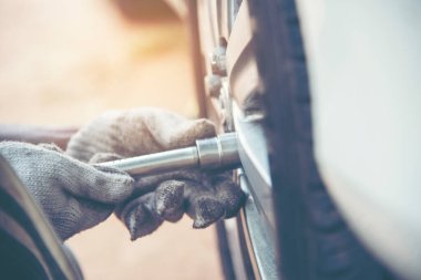 Tamirci araba tamircisi otomobil garajı otomobil araç tamircisi makine tamircisi. Otomobil mekaniği, araba tamiri için ellerinizi kapatın. Tamirci Teknisyen Atölyesi