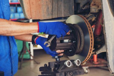 Otomotiv merkezindeki tamirci oto tamirhanesinde. Teknisyen atölyesi motor tamir araçları makine mühendisliği işi. Otomobil tamircisi eller araba tamir teknisyeni