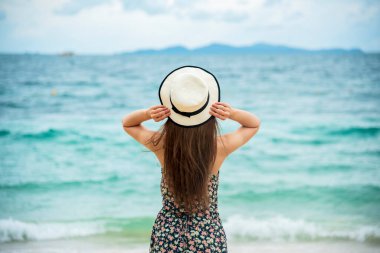 Tropikal cennet sahilinde yaz bikinili kadın tatili. Neşeli kadın sahilde yürürken kırmızı seksi bikini giyiyor. Yazın tropik ada sahilinde açık hava çekimlerinde dinlenme zamanı..