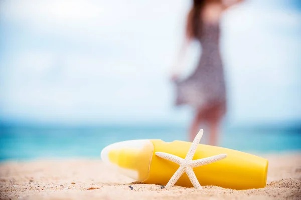 Loción Protector Solar Proteger Piel Mujer Bajo Luz Del Sol —  Fotos de Stock