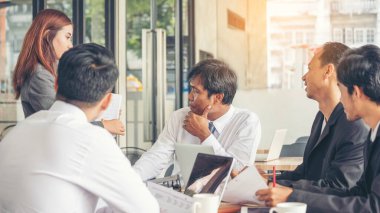 Takım çalışması konsepti. İşbirliği Ekibi Toplantısı İş Ekibiyle İletişim Konferans Odası 'nda Birlikte Çalışıyor. Çeşitlilik Ortağı İş Buluşma Vakfının İş Adamı ve Takımına En İyi Bakış.